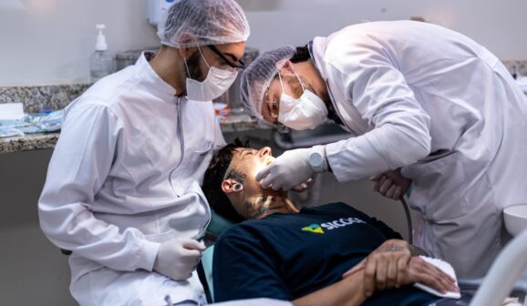 Atendimento odontológico gratuito segue até domingo no Parque do Peão