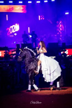 Paula Fernandes canta Ave Maria na abertura do Rodeio Internacional
