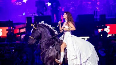 Paula Fernandes canta Ave Maria na abertura do Rodeio Internacional