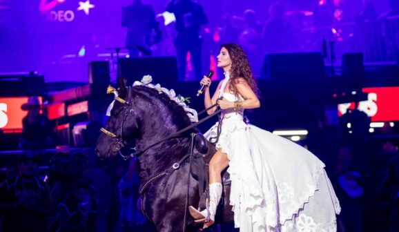 Paula Fernandes canta Ave Maria na abertura do Rodeio Internacional