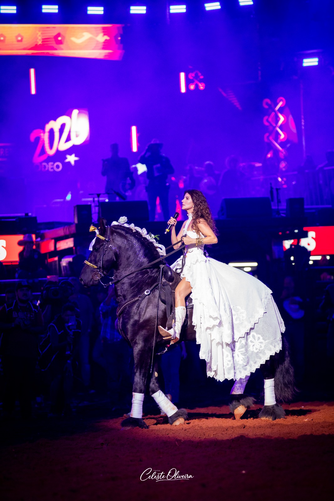 Paula Fernandes canta Ave Maria na abertura do Rodeio Internacional