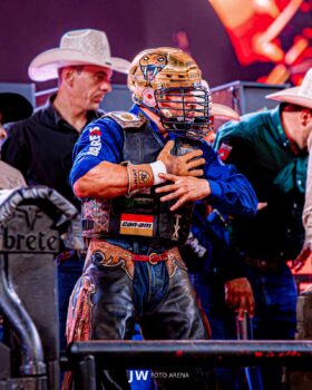 O 2º round da montaria em touros do 33º Barretos International Rodeo teve o seu segundo dia de disputas, com 36 montarias realizadas na noite de sexta (28), na arena de rodeios do Parque do Peão.