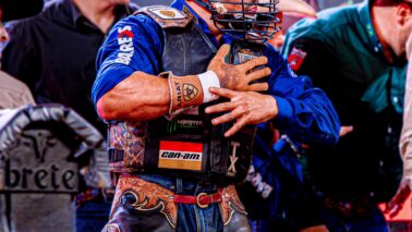 O 2º round da montaria em touros do 33º Barretos International Rodeo teve o seu segundo dia de disputas, com 36 montarias realizadas na noite de sexta (28), na arena de rodeios do Parque do Peão.