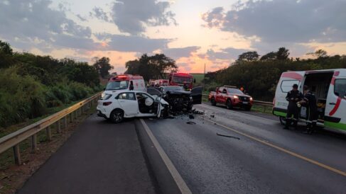 Três ficam feridas em colisão frontal na rodovia Assis Chateaubriand (Foto: O Diário de Barretos)