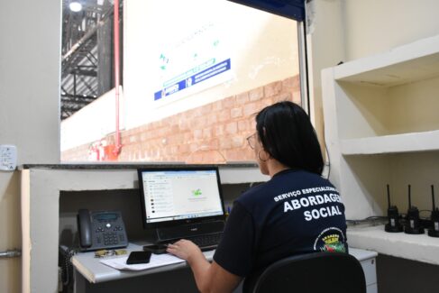 Atendimento busca garantir o acesso da população de rua direitos e benefícios
