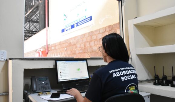 Atendimento busca garantir o acesso da população de rua direitos e benefícios