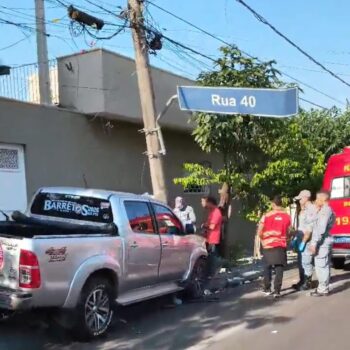 Caminhonete colide em poste no bairro Baroni (Foto: O Diário de Barretos)