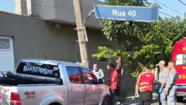 Caminhonete colide em poste no bairro Baroni (Foto: O Diário de Barretos)