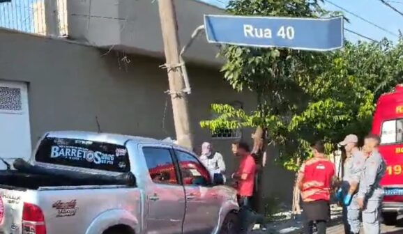 Caminhonete colide em poste no bairro Baroni (Foto: O Diário de Barretos)