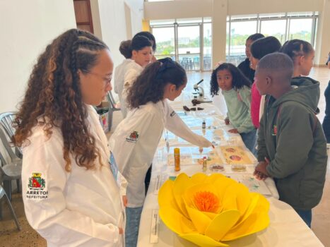 Alunos participam das atividades no Centro de Eventos Dr. Paulo Prata