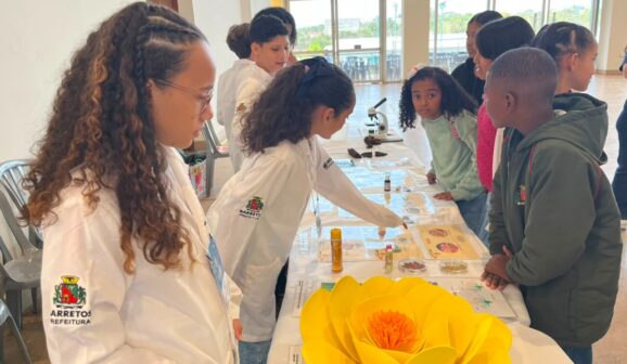Alunos participam das atividades no Centro de Eventos Dr. Paulo Prata