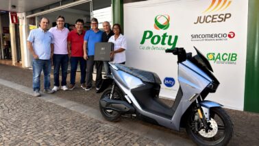 Moto foi entregue a Celi por Gustavo Miziara, Roberto Arutim, Hugo Resende Filho, Edson Abe e Marco Aurélio Domingues