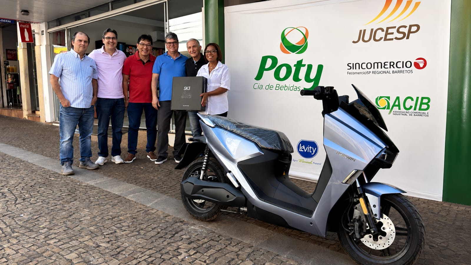 Entidades do comércio entregam moto elétrica sorteada na Festa