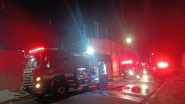 Bombeiros são acionados para combate incêndio em empresa (Foto: O Diário de Barretos)