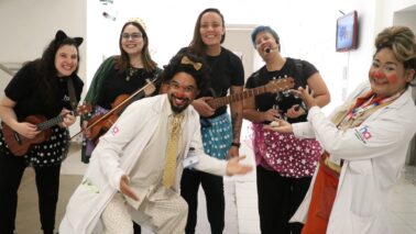 Apresentação da Lyra Women’s Orchestra, em conjunto com os Palhaços da Alegria, emocionou pacientes, familiares e profissionais de saúde (Foto: Divulgação)