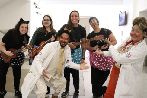Apresentação da Lyra Women’s Orchestra, em conjunto com os Palhaços da Alegria, emocionou pacientes, familiares e profissionais de saúde (Foto: Divulgação)