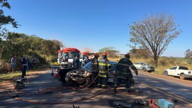 Colisão entre carro e caminhão coletor de lixo na Rodovia Assis Chateaubriand (Foto: O Diário de Barretos)