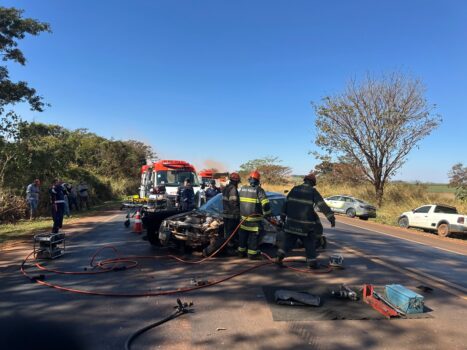 Colisão entre carro e caminhão coletor de lixo na Rodovia Assis Chateaubriand (Foto: O Diário de Barretos)