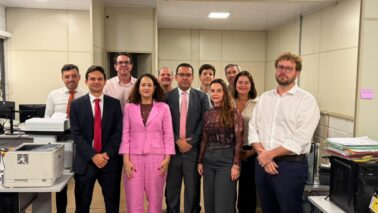 Promotores Vinicius Resende e Matheus Faim com profissionais da área jurídica da prefeitura