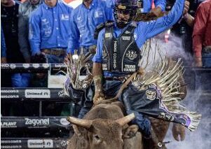 A segunda etapa de montarias da Liga Nacional de Rodeio foi realizada na noite desta terça-feira (25), no estádio de rodeios, dentro da programação da 71ª Festa do Peão de Barretos.