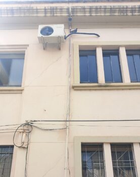 Fiação do segundo andar da secretaria, na rua 18 com avenida 15, foi levada pelos bandidos (Fotos: Divulgação)