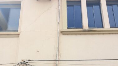 Fiação do segundo andar da secretaria, na rua 18 com avenida 15, foi levada pelos bandidos (Fotos: Divulgação)
