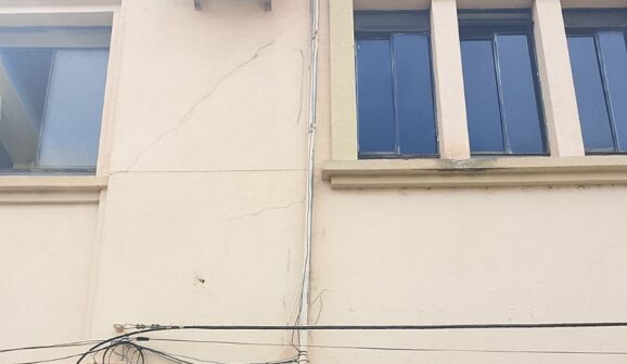 Fiação do segundo andar da secretaria, na rua 18 com avenida 15, foi levada pelos bandidos (Fotos: Divulgação)