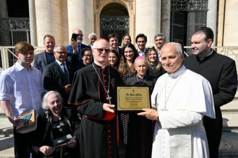 Dirigentes do INBRAC e Rede Vida com o Papa Leão XIV (Foto: Vatican Media)