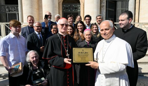 Dirigentes do INBRAC e Rede Vida com o Papa Leão XIV (Foto: Vatican Media)
