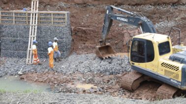 OBRAS: Equipe atua no córrego para recomposição das paredes e leito do manancial