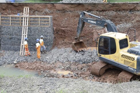 OBRAS: Equipe atua no córrego para recomposição das paredes e leito do manancial