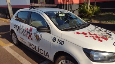 Agressor é preso, após mulher pedir socorro em escola (Foto: O Diário de Barretos)