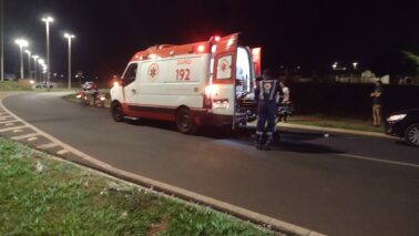 SAMU socorre passageira de moto ferida durante queda (Foto: O Diário de Barretos)