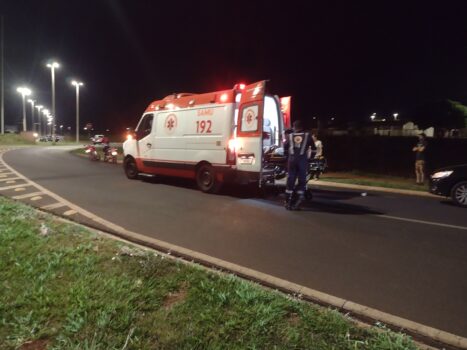 SAMU socorre passageira de moto ferida durante queda (Foto: O Diário de Barretos)