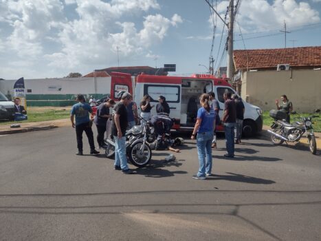 Motociclista fica ferido em acidente na área central (Foto: O Diário de Barretos)