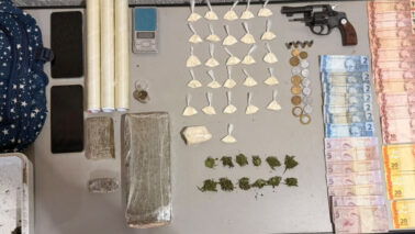 Polícia Militar detém autor e apreende drogas e arma no bairro Santa Helena (Foto: O Diário de Barretos)