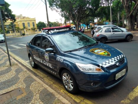 GCM detém indivíduo em flagrante pelos crimes sequestro e violência doméstica (Foto: O Diário de Barretos)