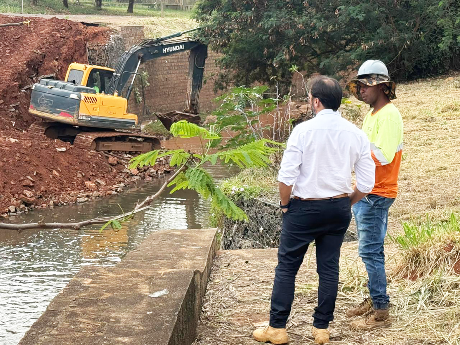 Maquinários dão início a obras