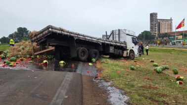 Acidente envolve caminhão carregado de melancia na Faria Lima (Foto O Diário de Barretos)