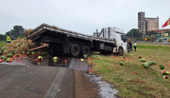 Acidente envolve caminhão carregado de melancia na Faria Lima (Foto O Diário de Barretos)