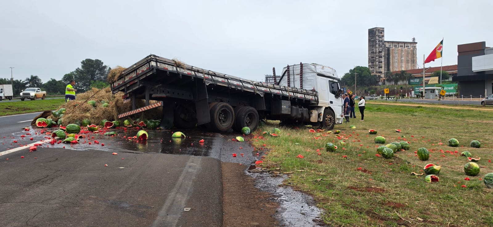 Acidente envolve caminhão carregado de melancia na Faria Lima