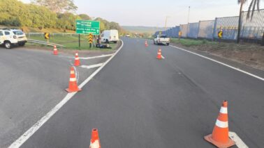 Colisão entre montana e moto deixa dois feridos em rodovia (Foto: O Diário de Barretos)