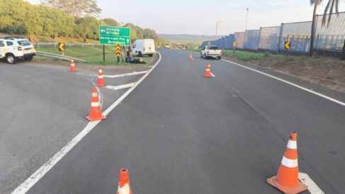 Colisão entre montana e moto deixa dois feridos em rodovia (Foto: O Diário de Barretos)