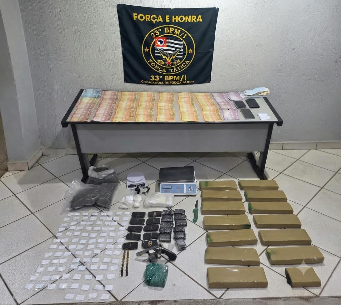 Polícia Militar detém autor, encontra arma e apreende 18,5 kg de drogas