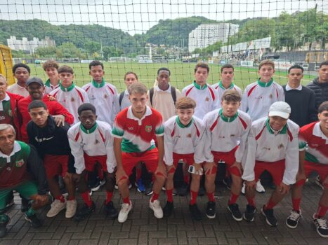 O Barretos Esporte Clube sofreu sua primeira derrota no Campeonato Paulista Sub-17, no último sábado (12), em Santos, contra a equipe do Santos Futebol Clube, no Centro de Treinamento Rei Pelé.