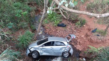 Carro com cinco ocupantes cai em ribanceira na Vicinal Pedro Vicentini (Foto: O Diário de Barretos)