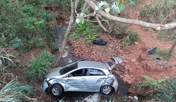 Carro com cinco ocupantes cai em ribanceira na Vicinal Pedro Vicentini (Foto: O Diário de Barretos)