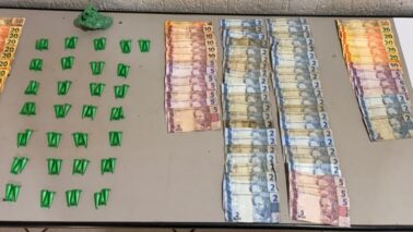 PM aborda suspeitos na prática de tráfico em Guaíra (Foto: O Diário de Barretos)