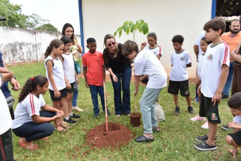 Dia da Árvore reúne alunos em plantio de 35 mudas