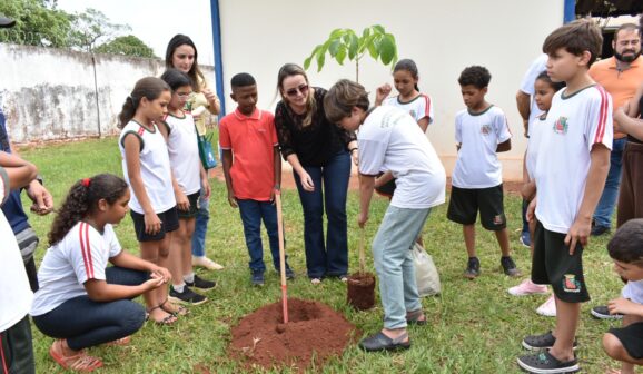 Dia da Árvore reúne alunos em plantio de 35 mudas